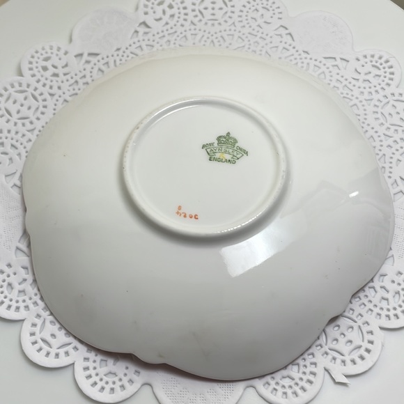 Very unusual Aynsley China 1930’s-1940’s quatrefoil cup and saucer - Picture 6 of 7